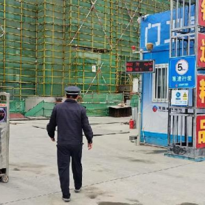 平度市凤台执法中队：以精细执法助力工地扬尘治理
