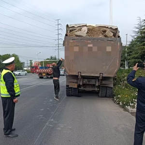 联合执法敢亮剑 让“不规矩”渣土车“守规矩”