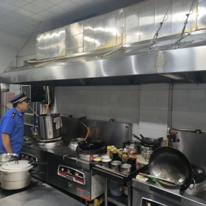 专项整治餐饮油烟 执法普法共护蓝天