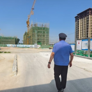 同和中队：烈日下的“蓝天守护”，严查建筑工地扬尘