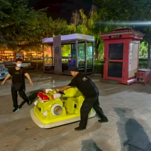 同和中队：夜查广场，给广场夜间摆摊乱象“踩刹车”