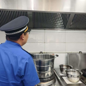 凤台执法中队：加强餐饮油烟执法 守护清新空气