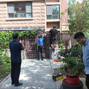 “零容忍+巧沟通 ”凤台执法中队拆除小区私搭乱建
