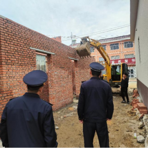 云山中队高效拆除新生违建，筑牢城市规划防线