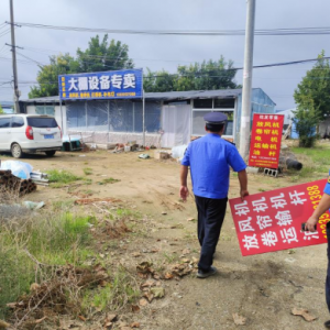 中秋护洁：云山中队清理户外广告保整洁