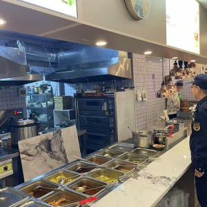 平度市东阁街道执法中队整治油烟，让城市越住越舒心