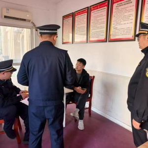 凤台执法中队：严治违规小广告 强化监管护文明