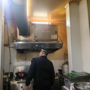 执法普法双发力 助力餐饮油烟治理见实效