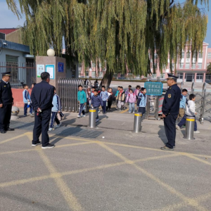 云山中队重拳整治校园周边游商浮贩，守护校园环境秩序