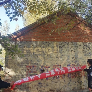 同和中队：规范条幅设置，守护市容安全