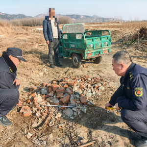 小额罚款显警示 东阁执法中队严查随意倾倒建筑垃圾行为