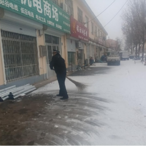初心映雪践使命 云山中队党支部全力清理商户门前积雪