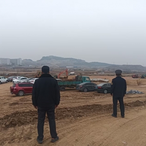 东阁执法中队精准巡查守防线 扬尘治理显成效