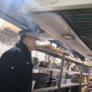 凤台中队：攻坚油烟污染 守护城市清新