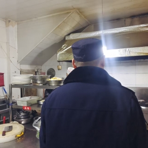 同和中队：守护蓝天，从净化餐饮油烟开始