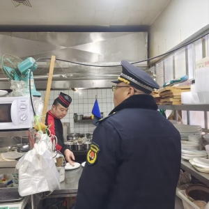 同和中队：狠抓油烟治理，守护辖区清新空气