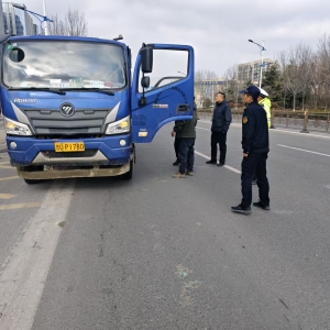 东阁执法中队“信用+”联合交警部门开展渣土车检查行动