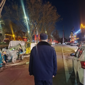 同和中队：规范夜间摆摊秩序,整治噪音扰民问题