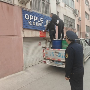 东阁执法中队快速拆除废旧广告牌  筑牢安全防线