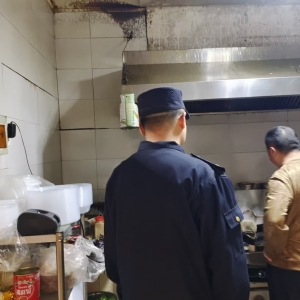 同和中队：从严整治餐饮油烟污染，守护辖区清新空气环境