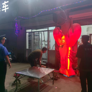 凤台执法中队：“白+黑”巡查整治市容 护航端午文明过节