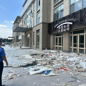 巡查闭环+信用监管 凤台执法中队整治沿街建筑垃圾乱象
