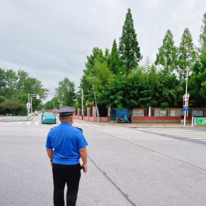 平度市东阁街道执法中队开展市政道路整治，守护城市运行