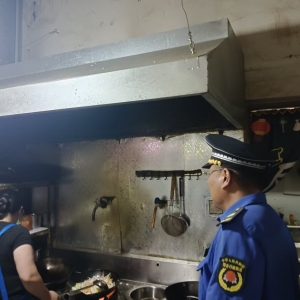严查餐饮油烟污染,守护城市清新烟火气