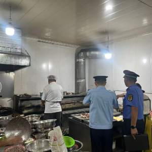 联合执法 开展餐饮油烟专项执法检查
