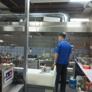 平度市东阁街道执法中队加强餐饮油烟治理，还“净”于民