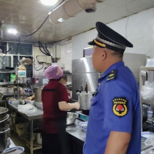 严守油烟管控防线，执法巡查守护蓝天