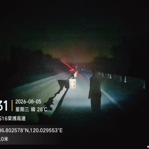 平度市东阁执法中队 夜间巡查不松懈 严守高速沿线环境秩序
