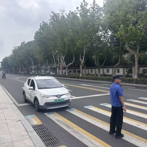 巡查公路守畅通，执法护航保民生