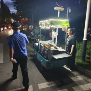 平度市东阁街道执法中队 夜间整治不松懈 规范经营护秩序