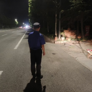 同和中队：强化夜间巡查管控，整治游商占道经营
