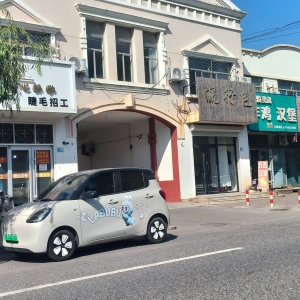 巡查整治破损广告招牌，守护群众“头顶上的安全”