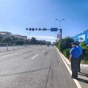 公路执法巡查,保障道路通行安全有序