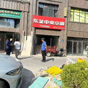 让信用“发声”！凤台执法中队整治商铺装修垃圾乱象