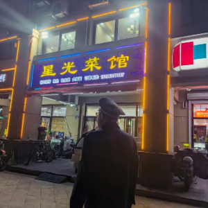 抓实餐饮油烟治理 凤台执法中队开展夜间专项检查行动