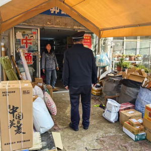 公共场地绝不私占 执法整治还路于民